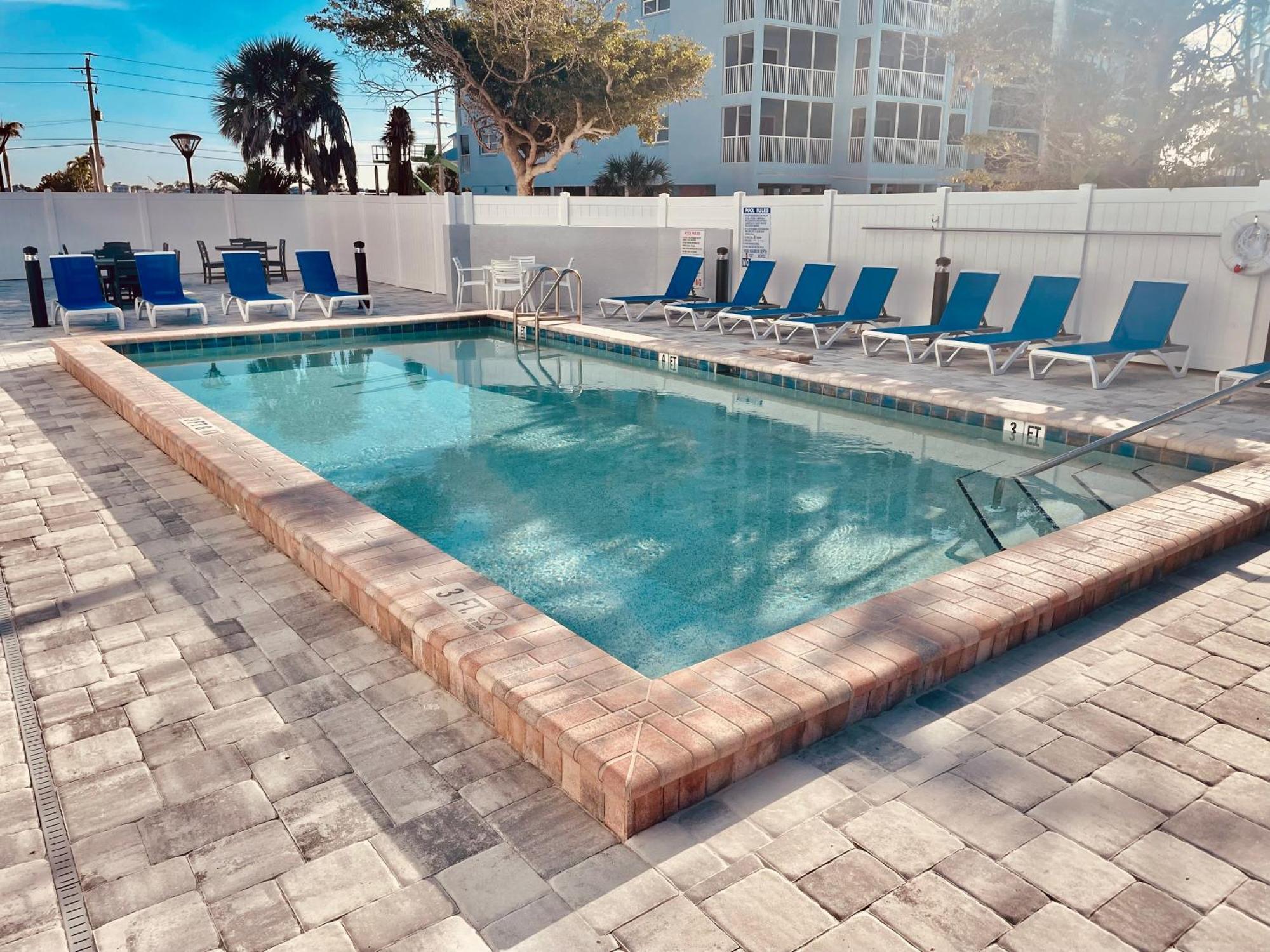 Gulf-View Condo: Beachfront, Pool, Walk Times Sq Fort Myers Beach Esterno foto